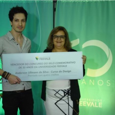 Anderson Ullmann da Silva recebeu prêmio da reitora, Inajara Vargas Ramos.